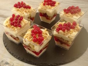 Bavorský krém s ríbezľami a crumble